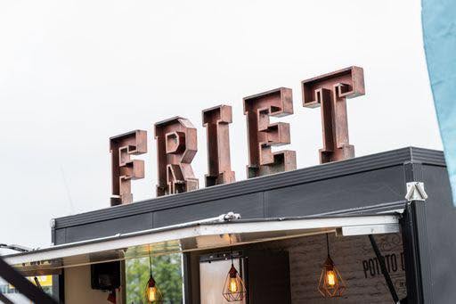 Het FRIET-bord en de verlichting van onze frietwagen